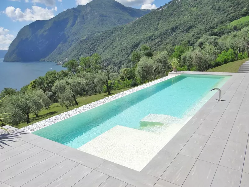 Basen z płytek połączony z tarasem.webp